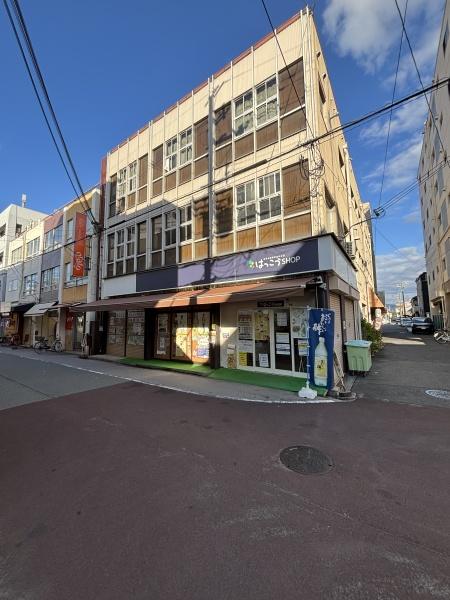 建物外観　商店街の中にあります