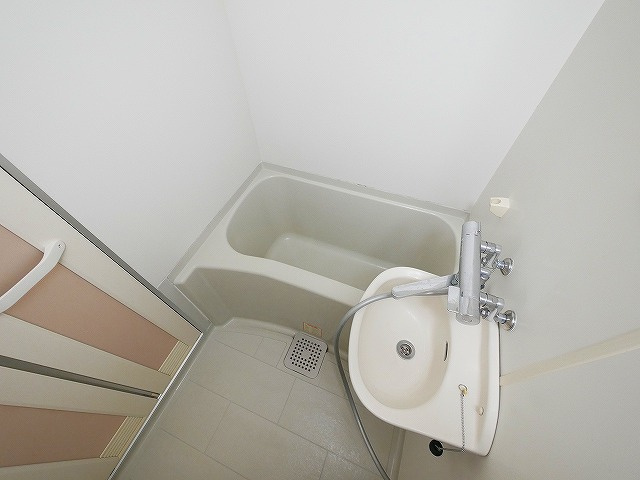 バス・シャワールーム　コンパクトで使いやすいお風呂です