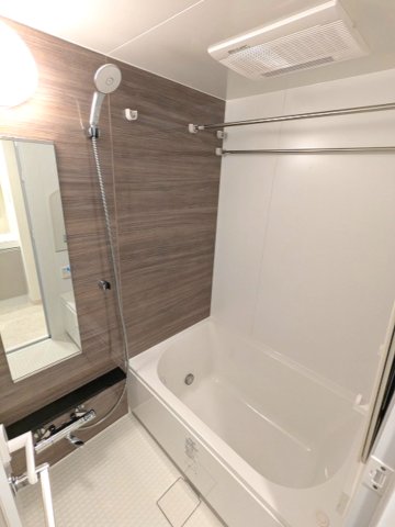 バス・シャワールーム　追焚オートバス、浴室換気乾燥機、ワイドシャワーヘッド