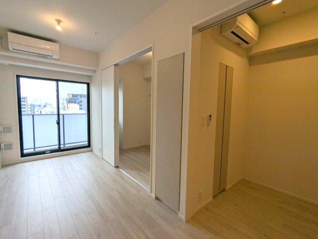 居室・リビング　インターネットWi-Fi無料、エアコン3台付