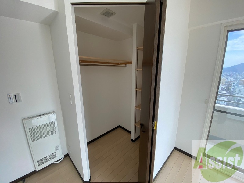 収納　こちらの収納にはハンガーをかけて服もしまえますね。