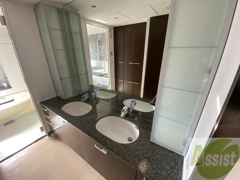 洗面設備　独立洗面台です。広くて使いやすそうです！