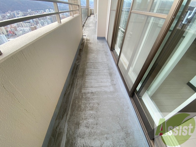 バルコニー　バルコニーです。洗濯物を干すもよし、一息つくもよしですね。