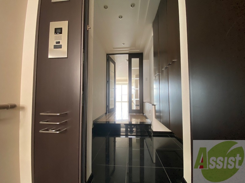 玄関　玄関です。ご覧の通り広々としていますね。