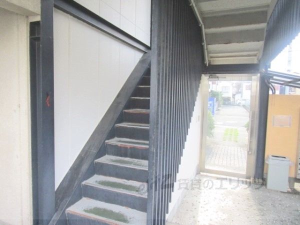 エントランス　階段