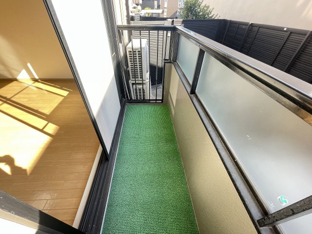 バルコニー　暖かな日差しのふりそそぐバルコニー