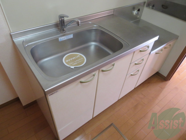 キッチン　シンプルなキッチンです。一人暮らしにはちょうどいいサイズ。