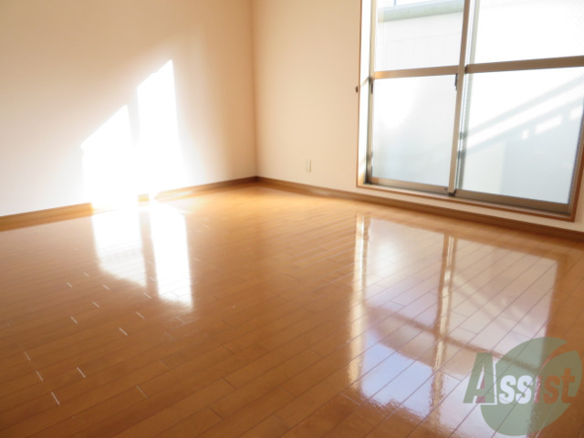 居室・リビング　９帖の洋室です。広々として、きれいですね。