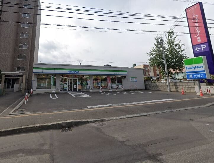 コンビニ　ファミリーマート札幌南郷通18丁目店（コンビニ）まで23m