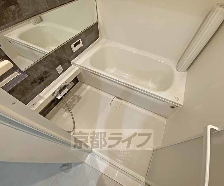 バス・シャワールーム　広々とした浴室です。