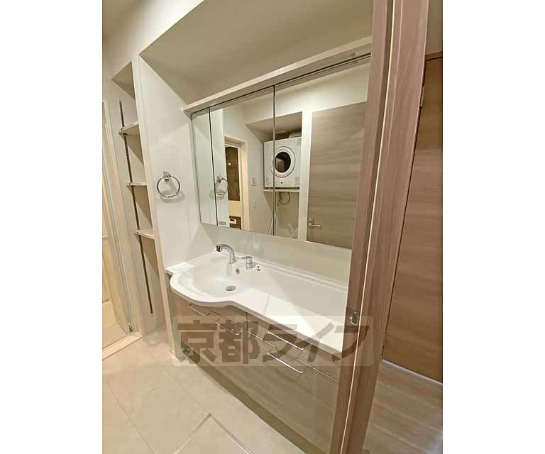 洗面設備　二人並んで使えまするほどワイドな洗面台です。