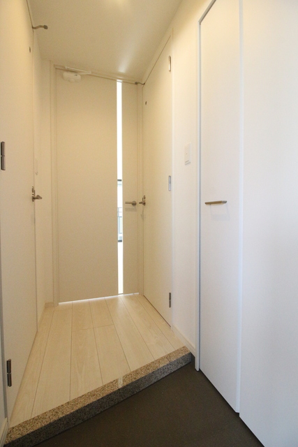 玄関　８０３号室モデルルーム写真※お部屋によって胃色味が異なる場合