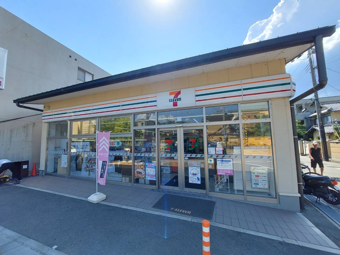 コンビニ　セブンイレブン（コンビニ）まで110m