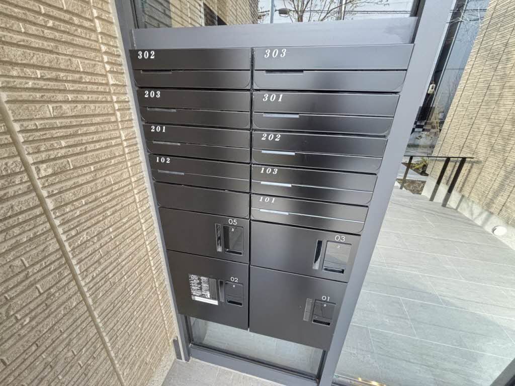 建物外観　宅配ボックス完備で荷物の受け取りがスムーズにできます。