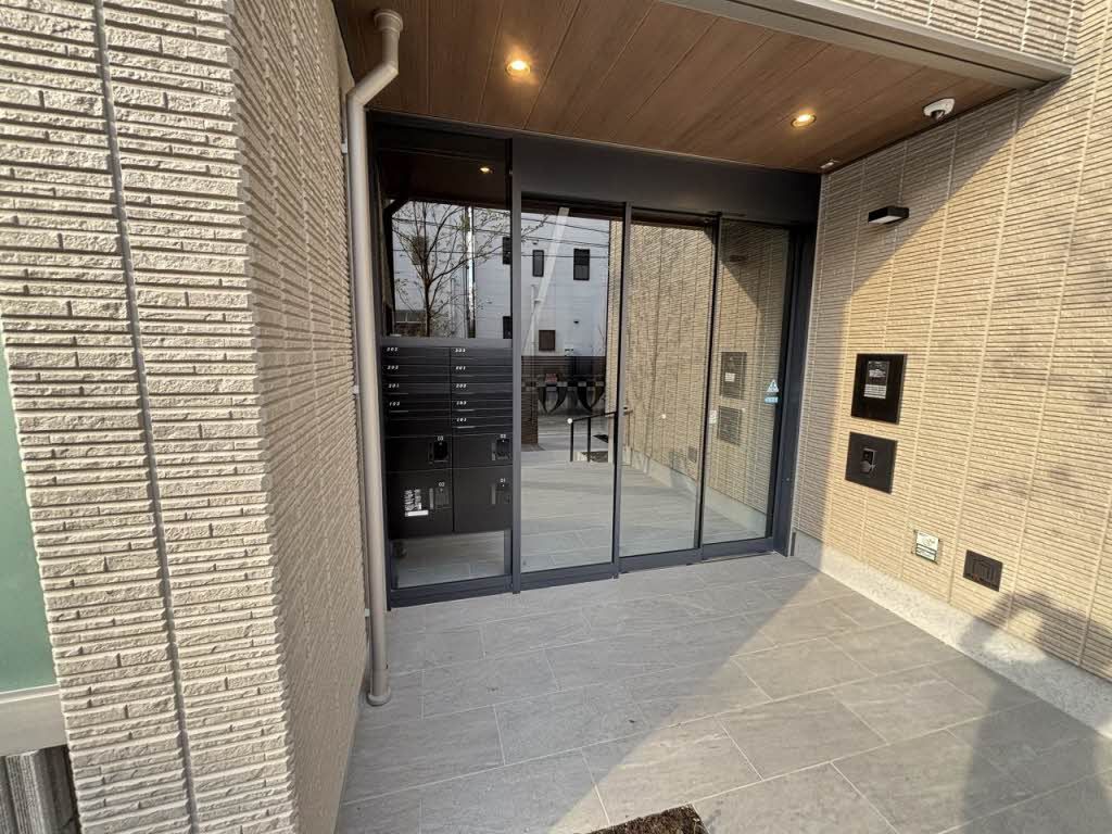 建物外観　安心安全のオートロック付いております。