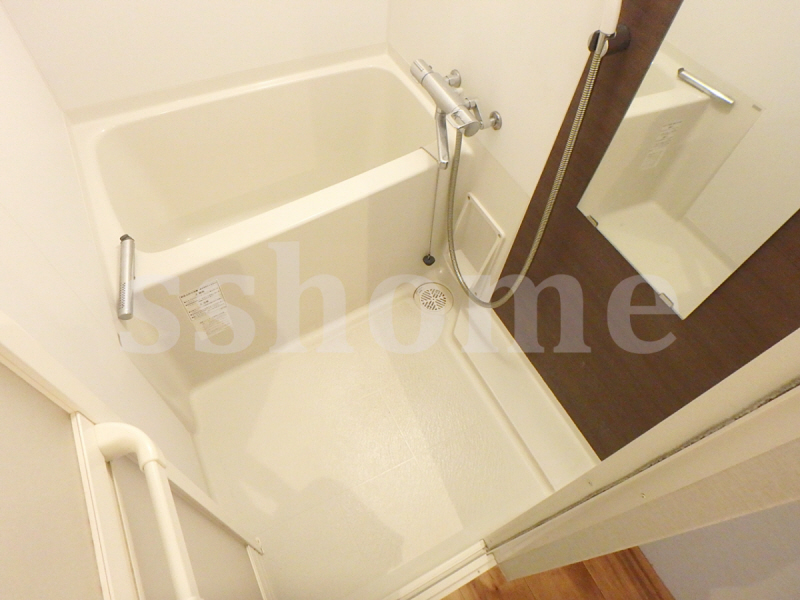 バス・シャワールーム　清潔感のある浴室