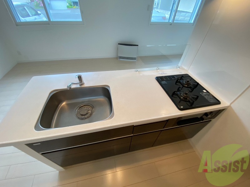 キッチン　キッチン周りは意外と物が多いので棚があるといいですね。