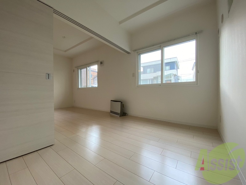 その他部屋・スペース　洋室は白いクロスにブラウンの建具が映えますね～