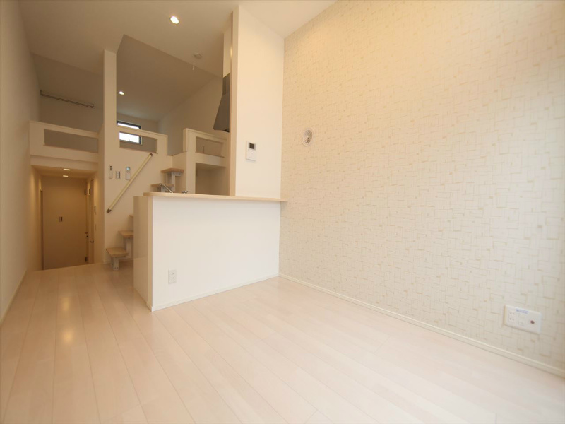 居室・リビング　洋室8.1帖　ロフト5.7帖（収納にも寝室にも使えます）