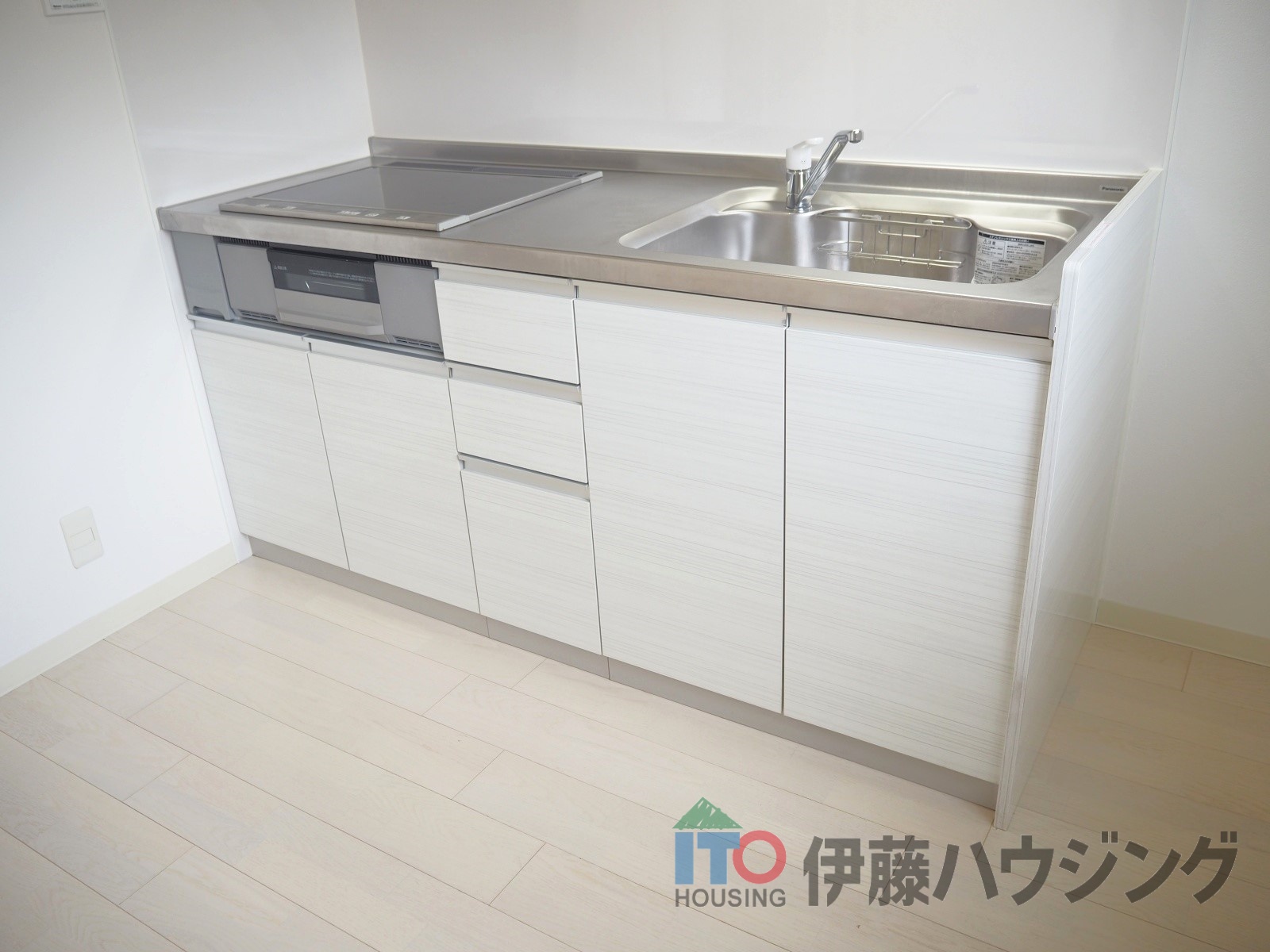 キッチン　同間取りの別の部屋の写真です。色合い等違う可能性がございます