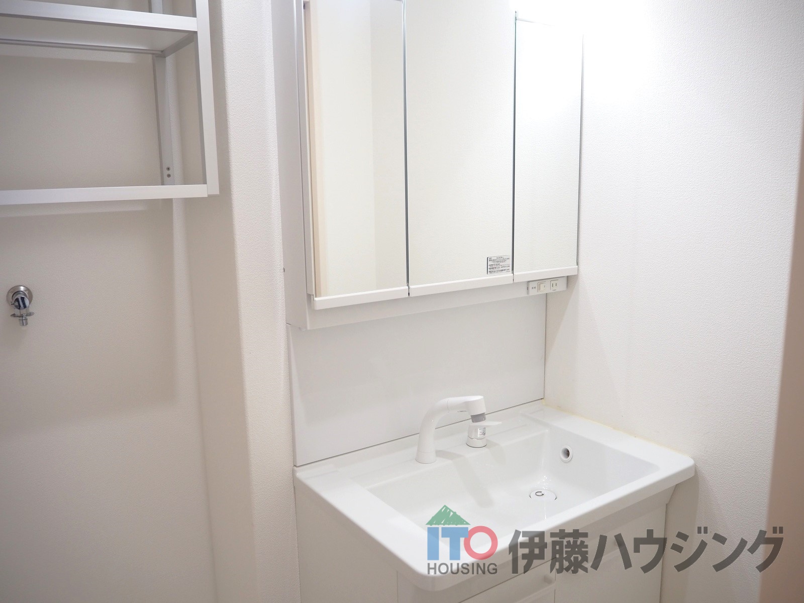 洗面設備　同間取りの別の部屋の写真です。色合い等違う可能性がございます