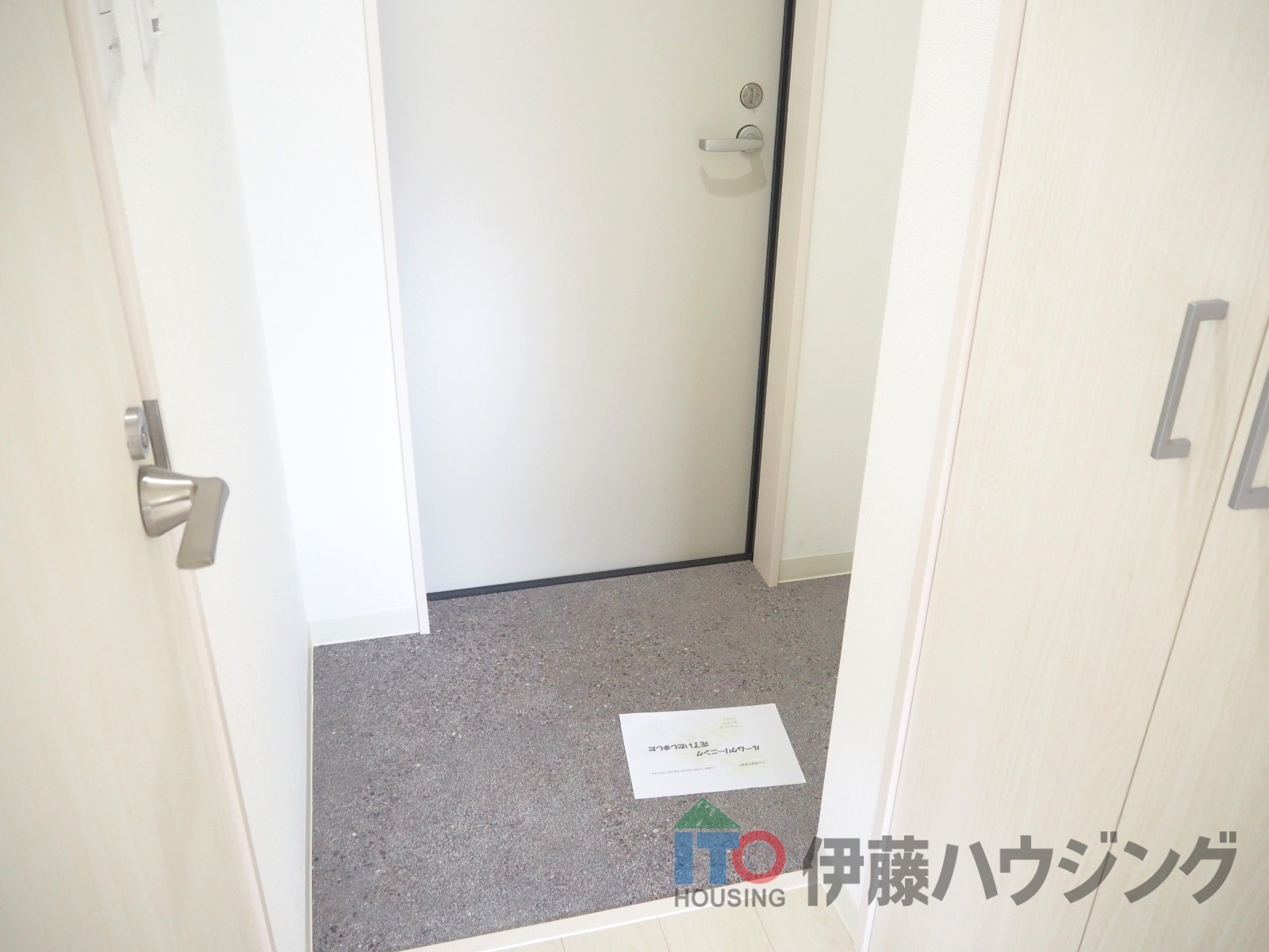 玄関　同間取りの別の部屋の写真です。色合い等違う可能性がございます