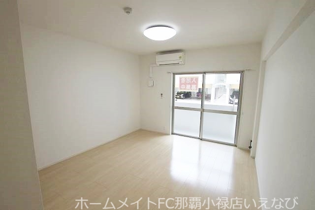 居室・リビング　※別部屋の写真です。