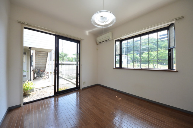 居室・リビング　★大きな窓が、お部屋を明るくしてくれます★★※出窓は角部屋の