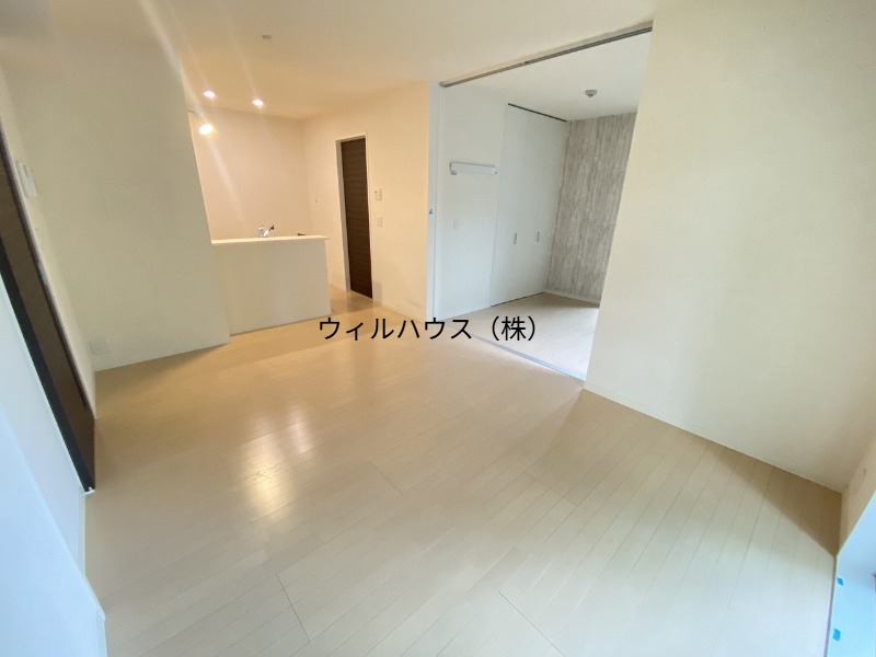 居室・リビング　隣の洋室もつなげて使えます！