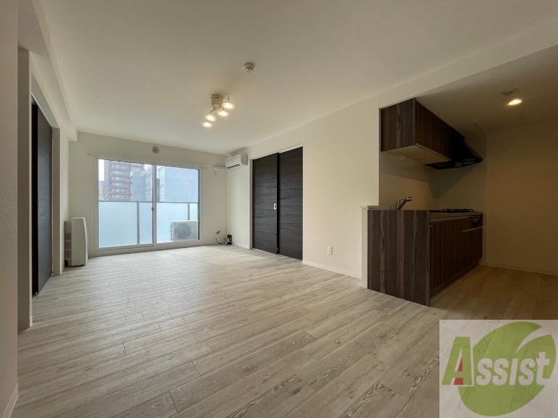 居室・リビング　リビングです。木目のフローリングが落ち着きますね。