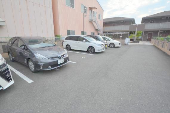 駐車場　あなたの大事な車も安心して駐車できます。