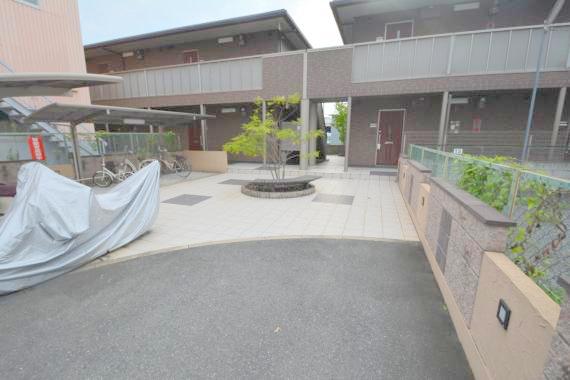 エントランス　エントランス周辺はいつもキレイに片付けられています。