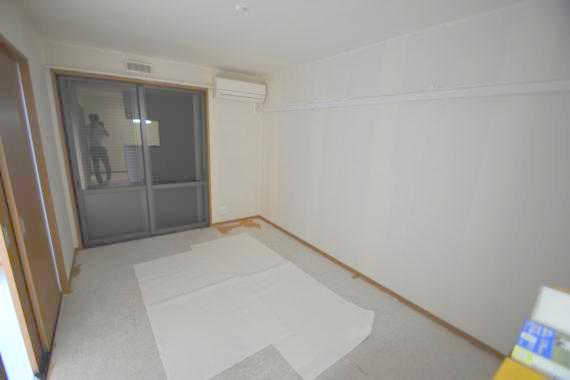 居室・リビング　リフォーム中の内観です