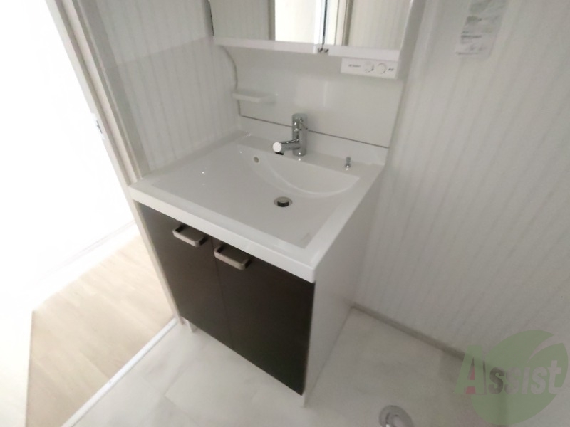 洗面設備　洗面台はシャワーノズルも付いて便利に活用できます