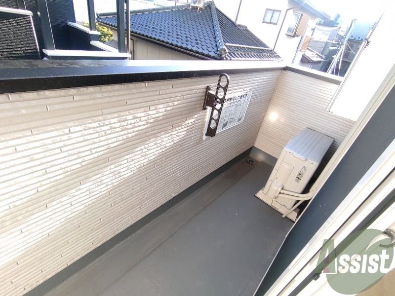 バルコニー　ベランダはよく日が当たり気持ちの良い空間です。