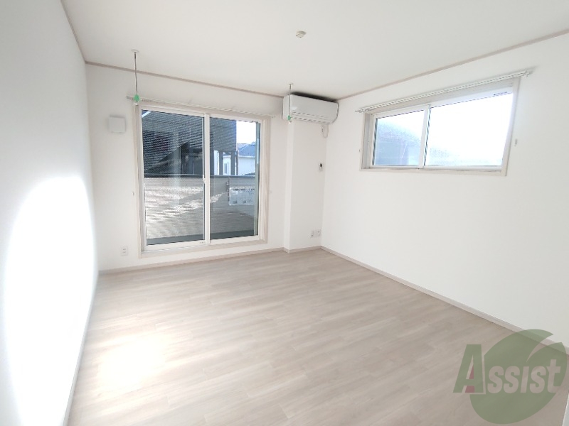 居室・リビング　広くきれいなリビングは明るい光も良く差します。