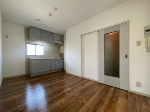 居室・リビング　別号室の写真です。ご参考までに