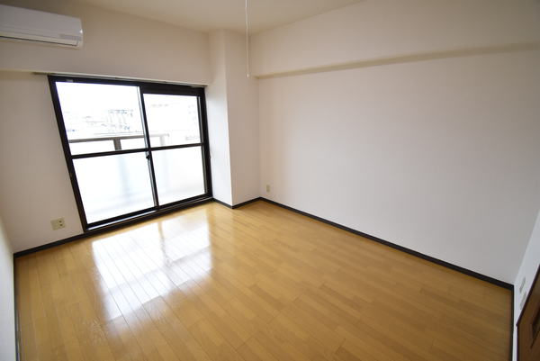 居室・リビング　同物件別室