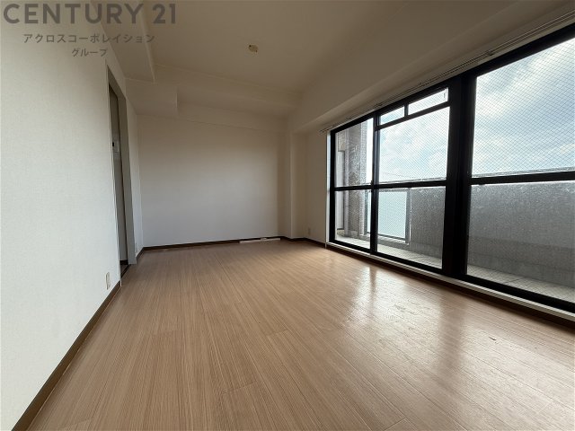 居室・リビング　床色が明るい色合いでとても綺麗です