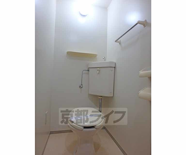 トイレ　洋式トイレに小物置きがあります。