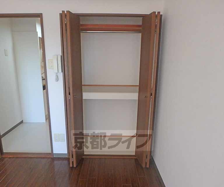 収納　ハンガーポール付きの収納です。