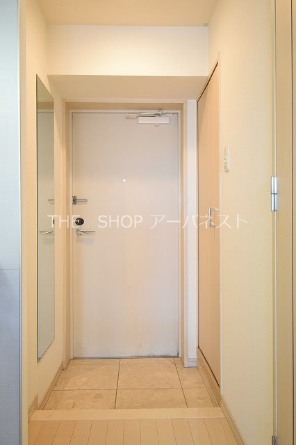 玄関　玄関には姿見もあります。