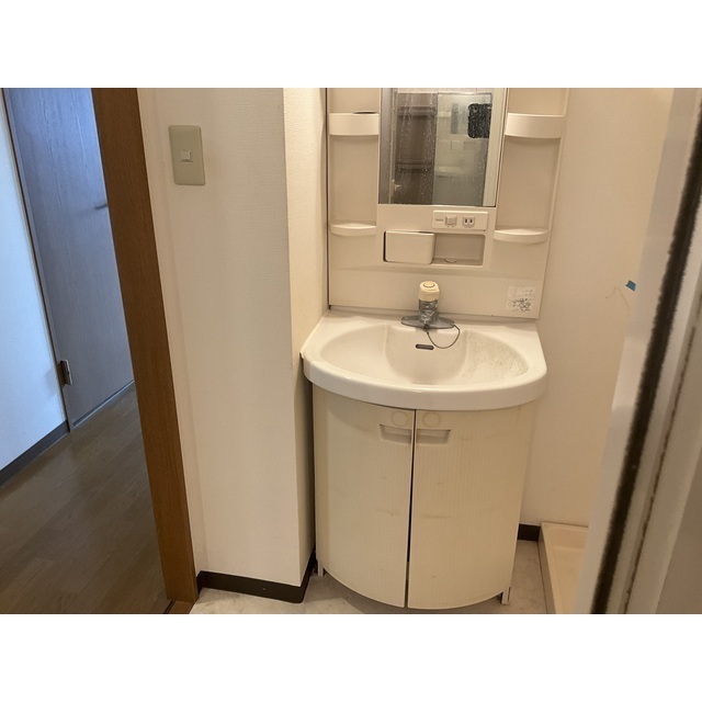 洗面設備　ゆったりとスペースのある洗面所