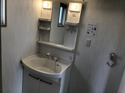 洗面設備　明るい洗面所です