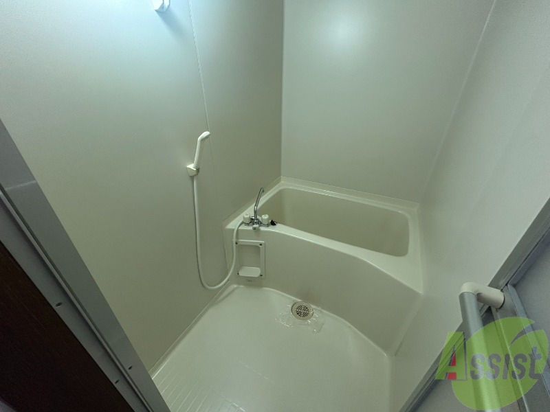 バス・シャワールーム　浴槽があるためゆっくりと湯舟に浸かることができます。