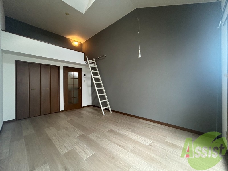 居室・リビング　天井が高く開放感のある洋室になっております。