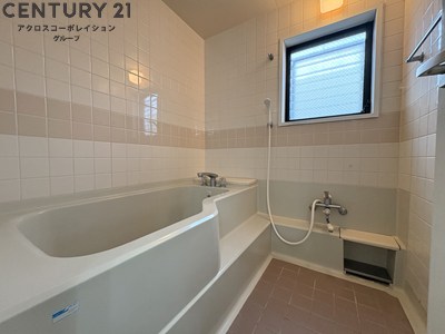 バス・シャワールーム　窓があり換気も楽々♪