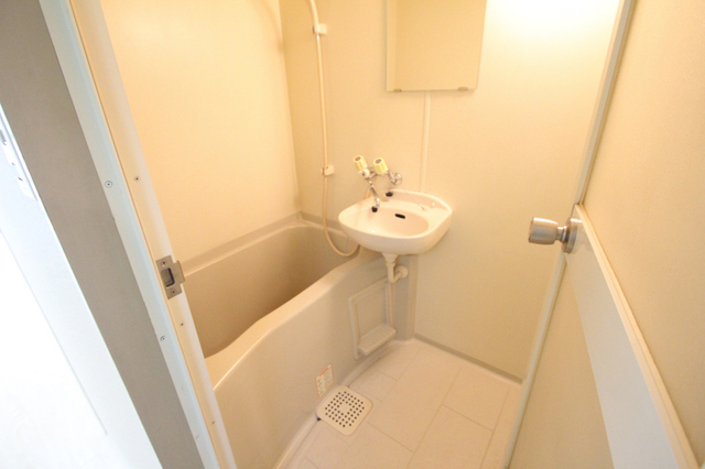 バス・シャワールーム　清潔感のあるお風呂