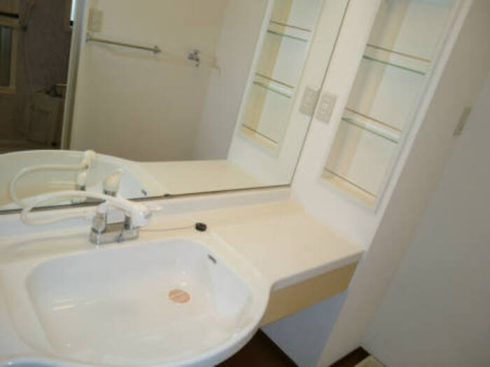 洗面設備　大きい鏡が魅力の         !