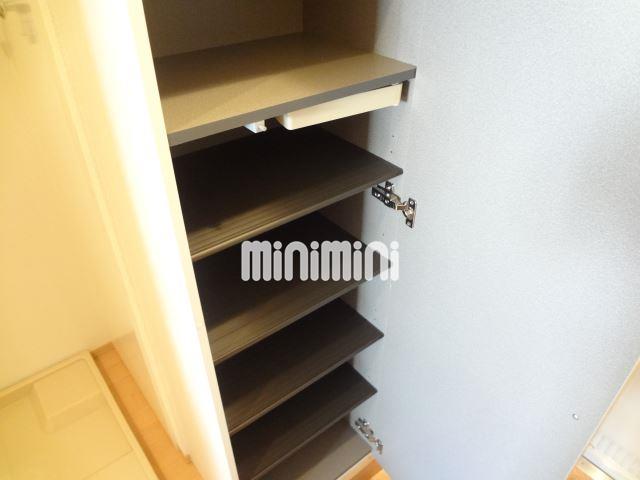 玄関　たっぷり入るシューズＢＯＸですよ。
